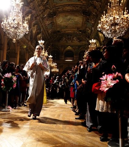 Ngắm bộ sưu tập áo dài lạ mắt của NTK Minh Hạnh - 9 Minh Hạnh vẫy chào khán giả khi buổi diễn kết thúc.