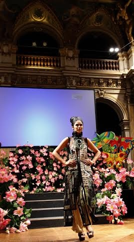 Ngắm bộ sưu tập áo dài lạ mắt của NTK Minh Hạnh - 10 Minh Hạnh vẫy chào khán giả khi buổi diễn kết thúc.