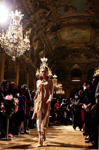 Ngắm bộ sưu tập áo dài lạ mắt của NTK Minh Hạnh - 11 Minh Hạnh vẫy chào khán giả khi buổi diễn kết thúc.