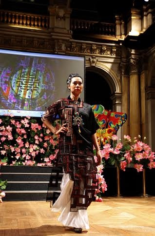 Ngắm bộ sưu tập áo dài lạ mắt của NTK Minh Hạnh - 12 Minh Hạnh vẫy chào khán giả khi buổi diễn kết thúc.