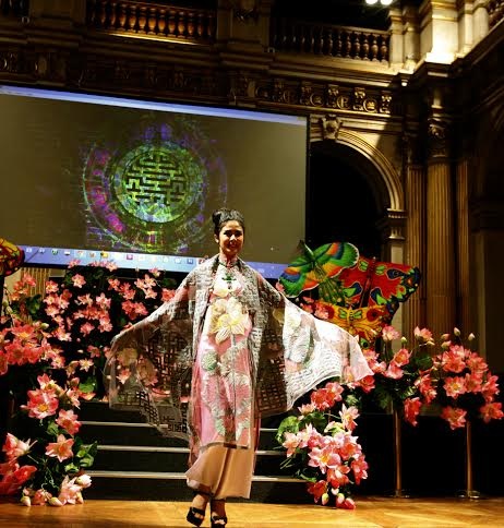 Ngắm bộ sưu tập áo dài lạ mắt của NTK Minh Hạnh - 13 Minh Hạnh vẫy chào khán giả khi buổi diễn kết thúc.