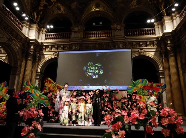 Ngắm bộ sưu tập áo dài lạ mắt của NTK Minh Hạnh - 14 Minh Hạnh vẫy chào khán giả khi buổi diễn kết thúc.