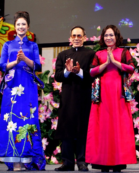 NTK Lan Hương diện áo dài đỏ nổi bật trong đêm thời trang