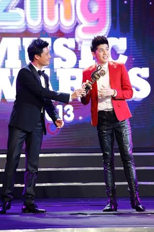 Noo Phước Thịnh nhạy với nhạc online - 2 Noo Phước Thịnh ẵm giải tại lễ trao giải âm nhạc trực tuyến