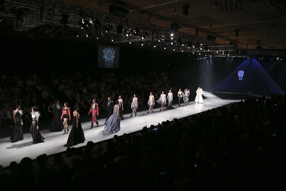 Hoàng Thùy nổi bật trên sàn catwalk