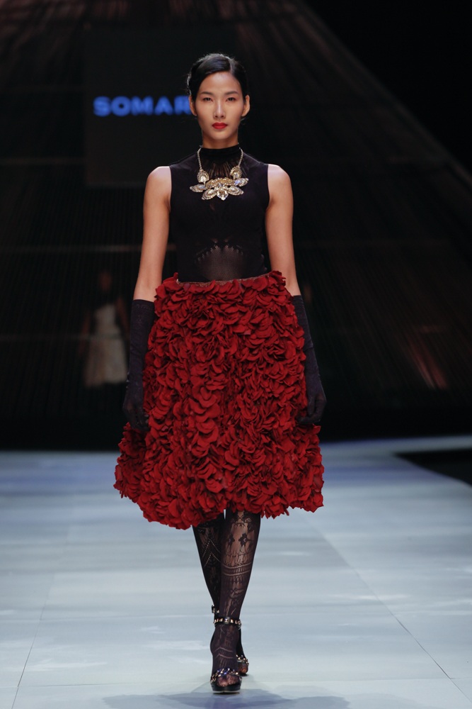 Hoàng Thùy nổi bật trên sàn catwalk