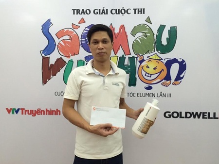 Chung kết cuộc thi vẽ tranh bằng màu nhuộm Elumen năm thứ 3 - 2 Các thí sinh đến nhận giải vòng sơ loại