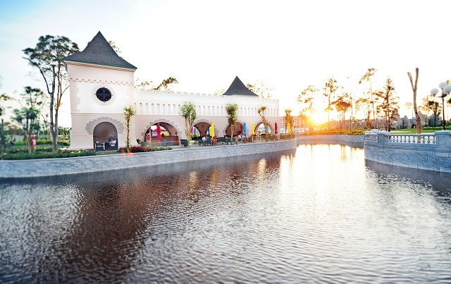 …hay nghỉ chân và thưởng thức ẩm thực Á Âu bên khung cảnh tuyệt đẹp của nhà hàng Deli Land