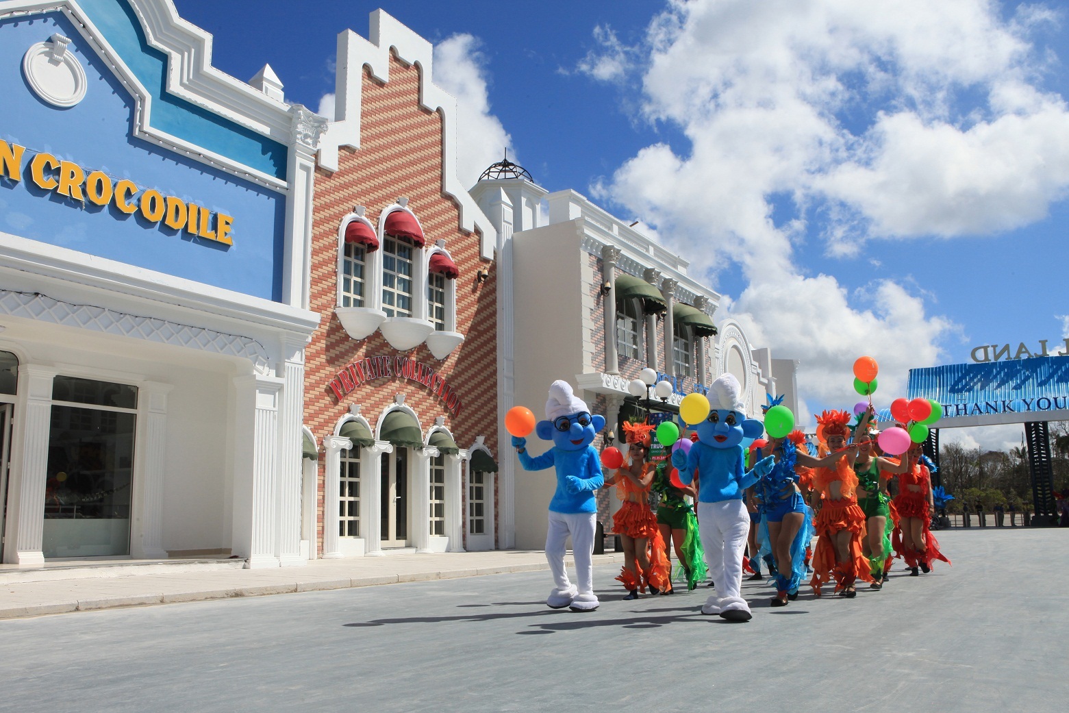 Và vô vàn trò chơi hấp dẫn như đu quay, lái xe, đi tàu siêu tốc