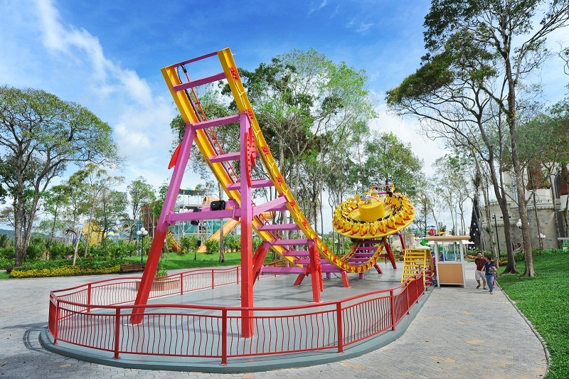 Và vô vàn trò chơi hấp dẫn như đu quay, lái xe, đi tàu siêu tốc