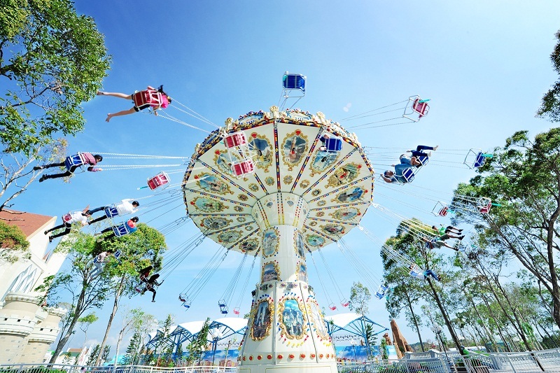 Và vô vàn trò chơi hấp dẫn như đu quay, lái xe, đi tàu siêu tốc