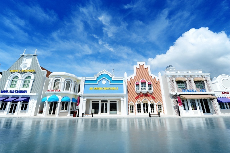 Sau khi thỏa sức vui chơi, khách hàng có thể thoải mái shopping tại phố mua sắm…