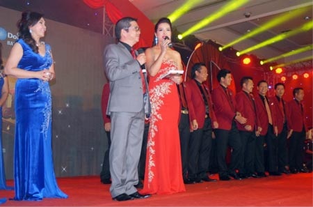 DN Thúy Hằng xuất hiện trong chương trình với vai trò MC bên cạnh Nhà báo Đông Quân.