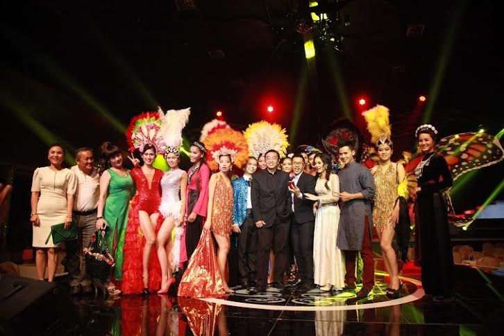 Khán giả thích thú được lên sân khấu chụp hình giao lưu với nghệ sĩ