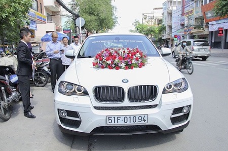 Hoa hậu Bùi Thị Hà thưởng Tết xe BMW X6 cho Giám đốc điều hành - 1 Được biết, giá của BMW X6 trên thị trường hiện nay khoảng 3,8 tỷ đồng