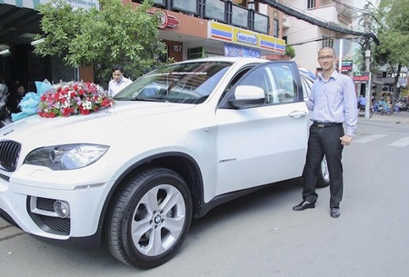 Hoa hậu Bùi Thị Hà thưởng Tết xe BMW X6 cho Giám đốc điều hành - 3 Lý do của món quà thưởng sớm này là bởi hôm nay cũng chính là sinh nhật của Bùi Anh Hùng