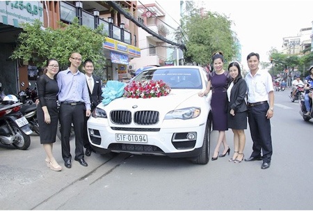 Hoa hậu Bùi Thị Hà thưởng Tết xe BMW X6 cho Giám đốc điều hành - 8 Món quà bất ngờ đến từ Tổng Giám đốc đã nhân đôi niềm vui cho vợ chồng Giám đốc Bùi Anh Hùng