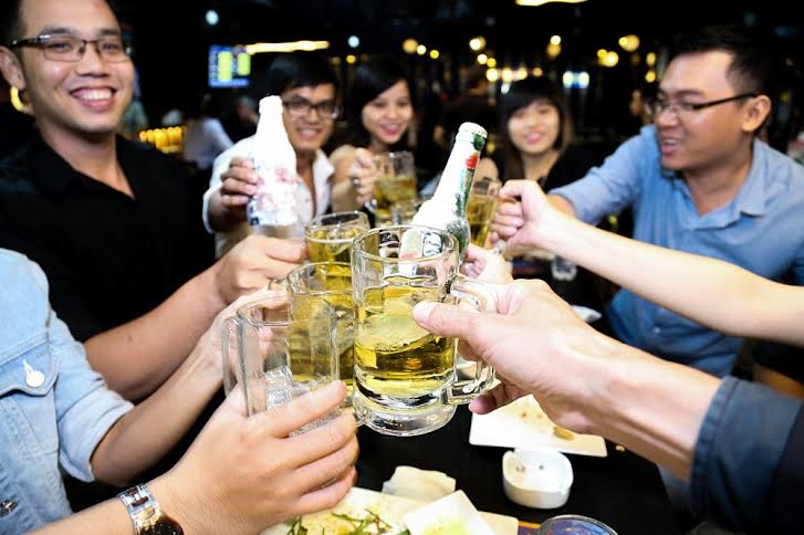 “Xuống lòng đất” khám phá sức nóng của "bia sàn" đầu tiên Việt Nam - 4 Không khí tiệc tùng dưới lòng đất