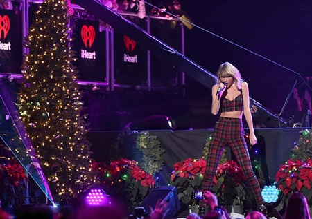 Taylor Swift gợi cảm hát mừng Giáng sinh - 9 Taylor