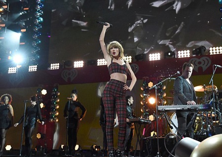 Taylor Swift gợi cảm hát mừng Giáng sinh - 11 Taylor