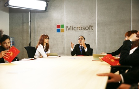 MV tuyển dụng của Microsoft tạo bão mạng với dàn sao trẻ tài năng - 1 Microsoft Mobile Vietnam xuất hiện trong MV với hình ảnh trẻ trung