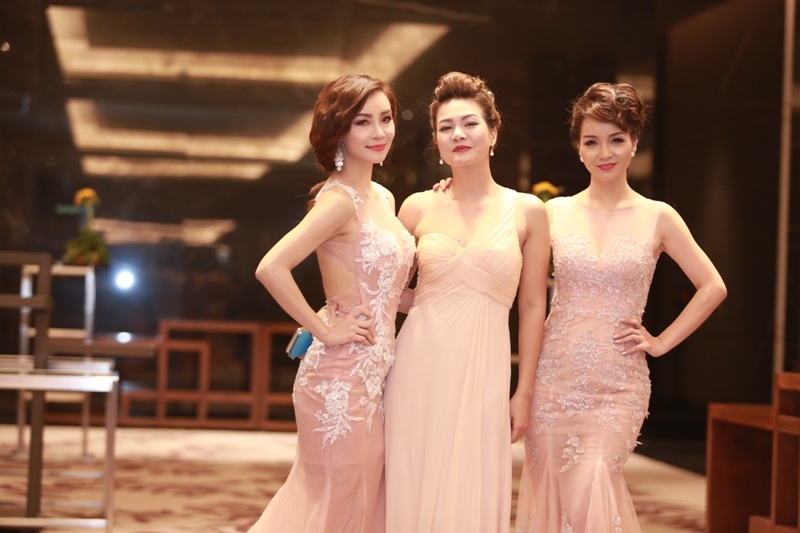 Mai Thu Huyền - Mai Thu Trang và Hoàng Xuân quyến rũ dự tiệc tại Hà Nội ngày 20/12