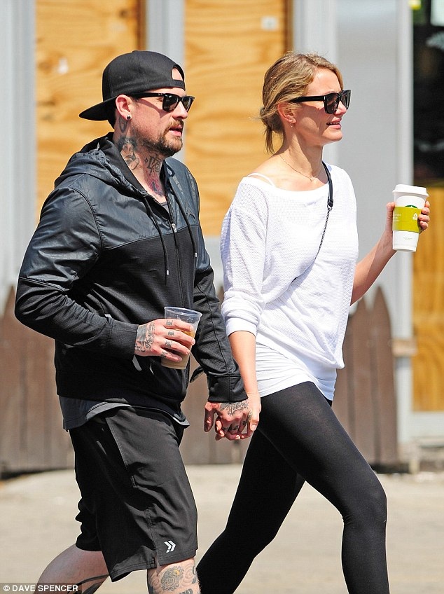 Cameron Diaz đính hôn với bồ trẻ - 8 Ngoại tứ tuần, Diaz vẫn vui vẻ tận hưởng cuộc sống độc thân.