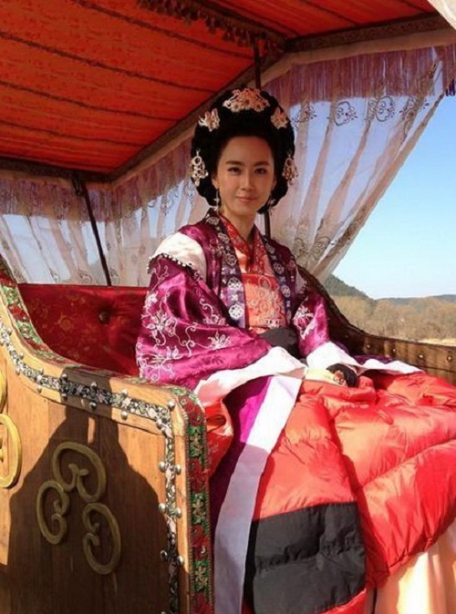 Hong Eun Hee bản lĩnh với hình tượng nữ hoàng Seon Duk