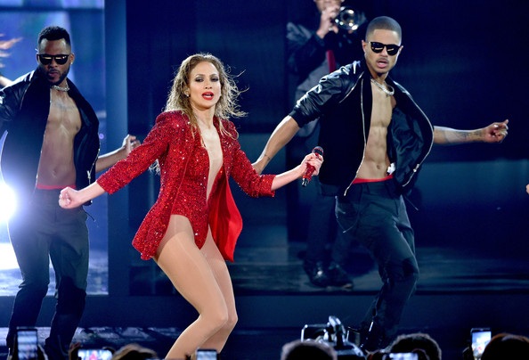 Jennifer Lopez tình tứ với bạn diễn điển trai - 8 Vĩnh Ngọc