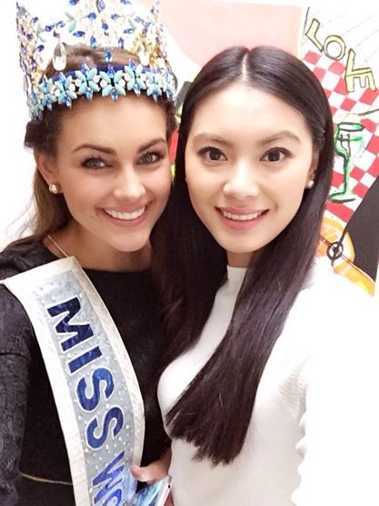Tân Hoa hậu thế giới được chào đón nồng nhiệt khi về nhà - 7 Trước khi về nhà, đương kim HHTG đã cùng cựu HHTG Yu Wenxia tới thăm một trường học tại Anh quốc