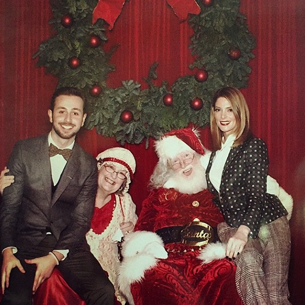 “Sao” tưng bừng đón Giáng sinh - 10 We wonder what Ashley Greene and beau Paul Khoury asked Mr. C for this Christmas?