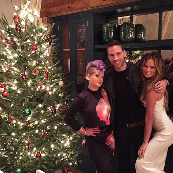 “Sao” tưng bừng đón Giáng sinh - 11 Kaley Cuoco makes a Big Bang in one of her favorite 'bad' Christmas sweaters.