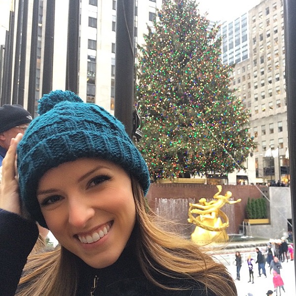 “Sao” tưng bừng đón Giáng sinh - 12 Kaley Cuoco makes a Big Bang in one of her favorite 'bad' Christmas sweaters.