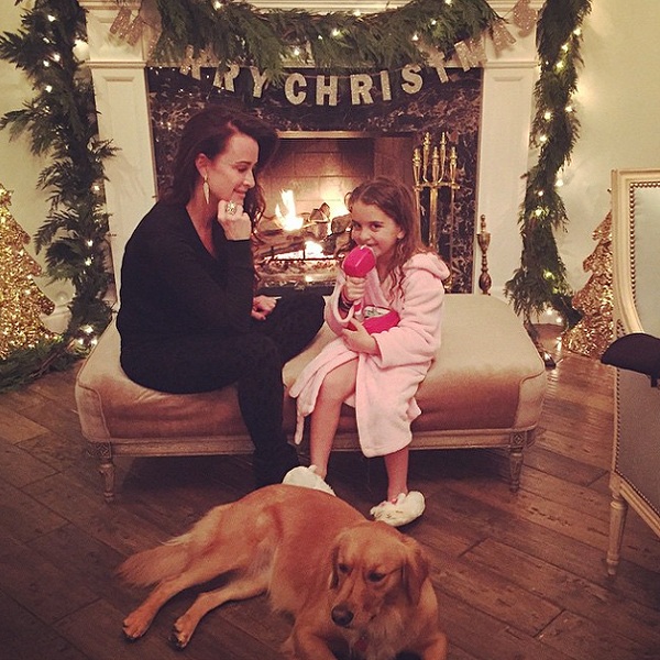 “Sao” tưng bừng đón Giáng sinh - 13 Kaley Cuoco makes a Big Bang in one of her favorite 'bad' Christmas sweaters.