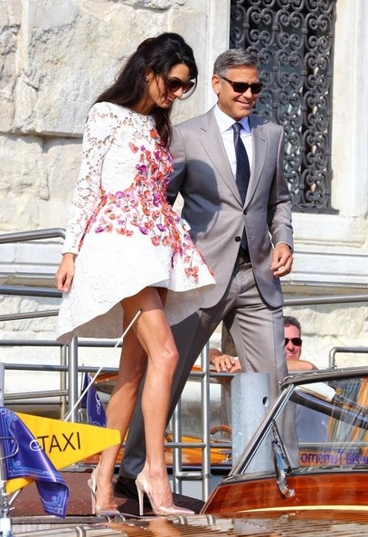 “Sao” và những chiếc váy hàng hiệu đẹp nhất năm 2014 - 19 Amal Clooney trong chiếc váy của Giambattista Valli in Italy