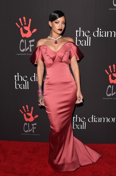 “Sao” và những chiếc váy hàng hiệu đẹp nhất năm 2014 - 23 Rihanna trong chiếc váy của Zac Posen at the Annual Diamond Ball