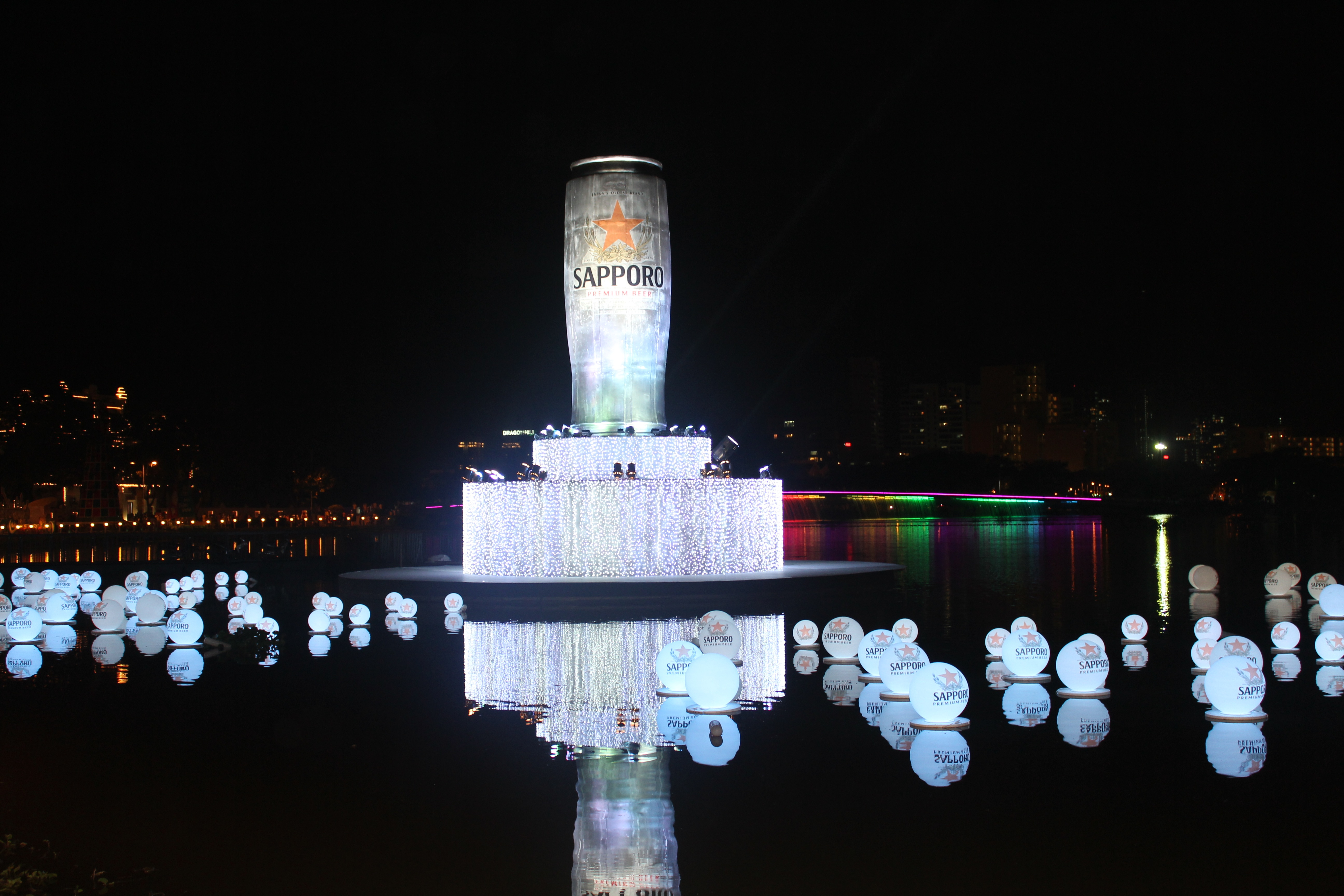 Mô hình lon Sapporo Bạc khổng lồ giữa lòng hồ Bán Nguyệt