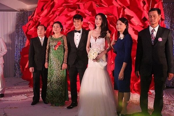 Thủy Tiên - Công Vinh và bữa tiệc cưới ấm cúng - 10 Thủy Tiên