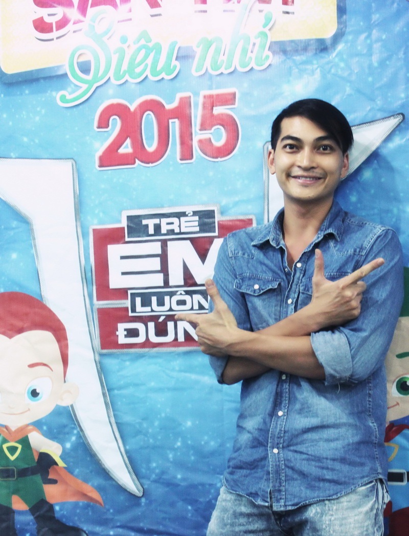 Khương Ngọc cầm mic “Trẻ em luôn đúng 2015”