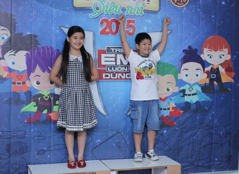 Khương Ngọc cầm mic “Trẻ em luôn đúng 2015”