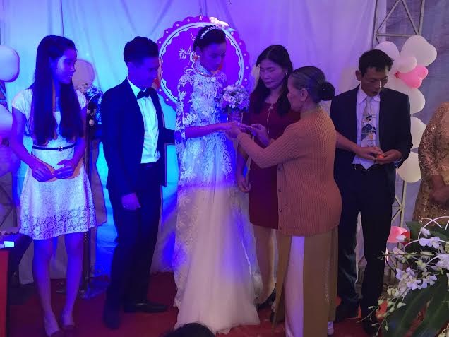 Lê Thúy hạnh phúc trong ngày cưới - 8 Cập nhật ảnh cưới Lê thúy