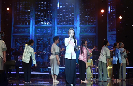 Phương Mỹ Chi lập kỷ lục với giải thưởng “khủng” - 2 Phương Mỹ Chi đã chiến thắng tuyệt đối giành giải thưởng “Bài hát của năm” với Quê em mùa nước lũ.
