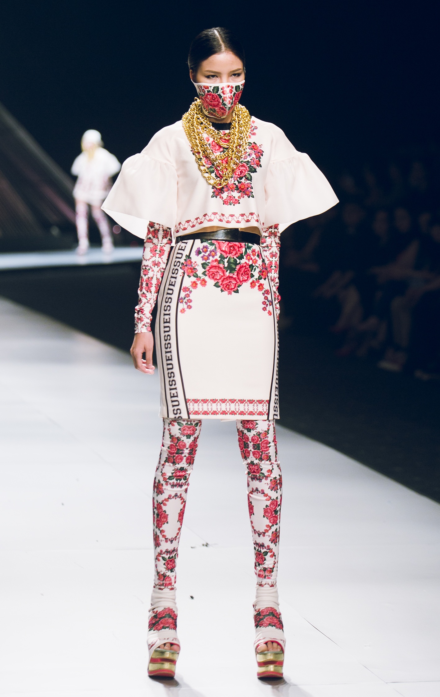 Dàn mẫu Việt tỏa sáng tại tuần lễ thời trang Việt Nam quốc tế - 8 NTK Hoàng Hải và vơ đét của buổi diễn