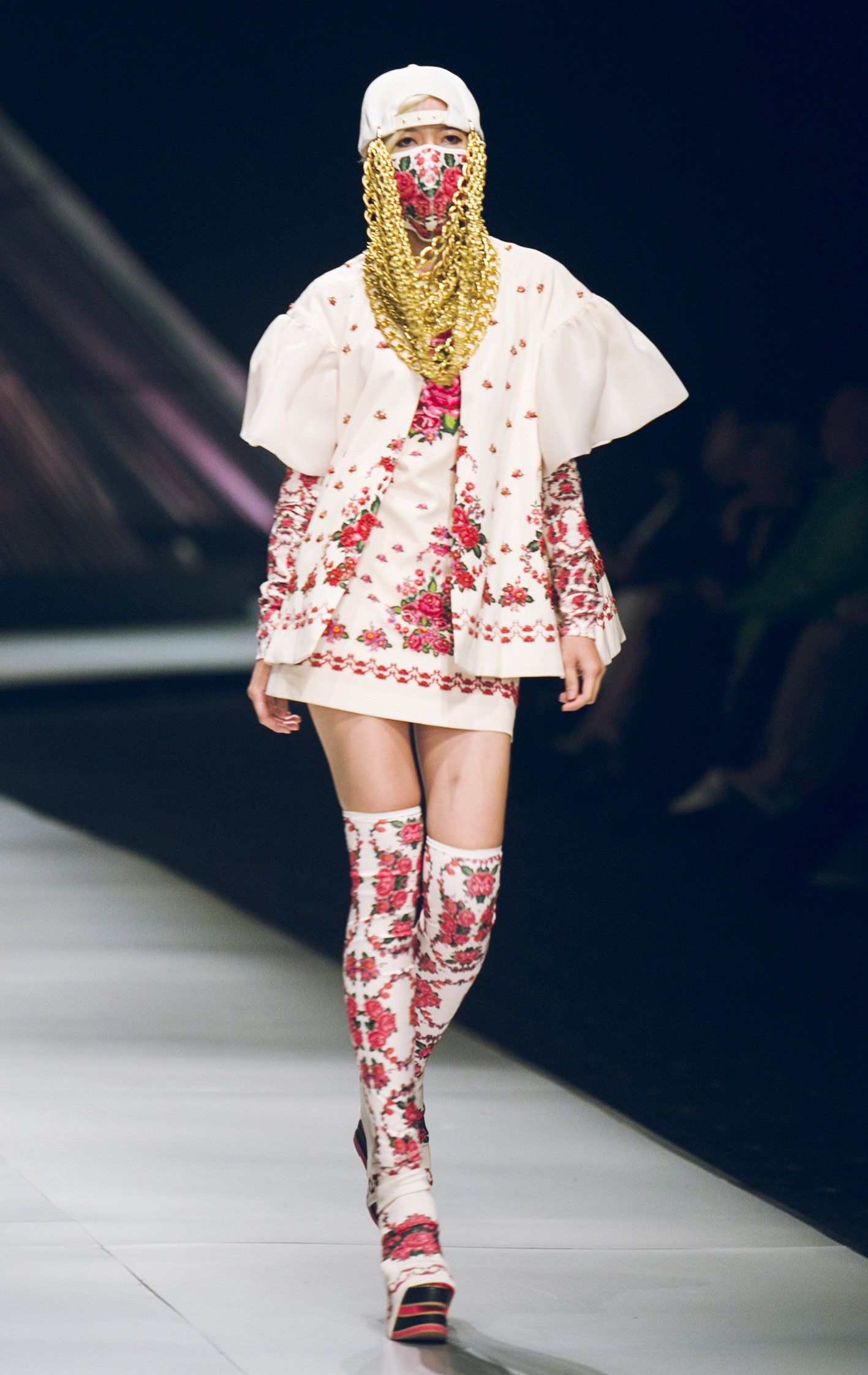 Dàn mẫu Việt tỏa sáng tại tuần lễ thời trang Việt Nam quốc tế - 9 BST này được giới thiệu trong khuôn khổ tuần lễ TT Việt Nam quốc tế