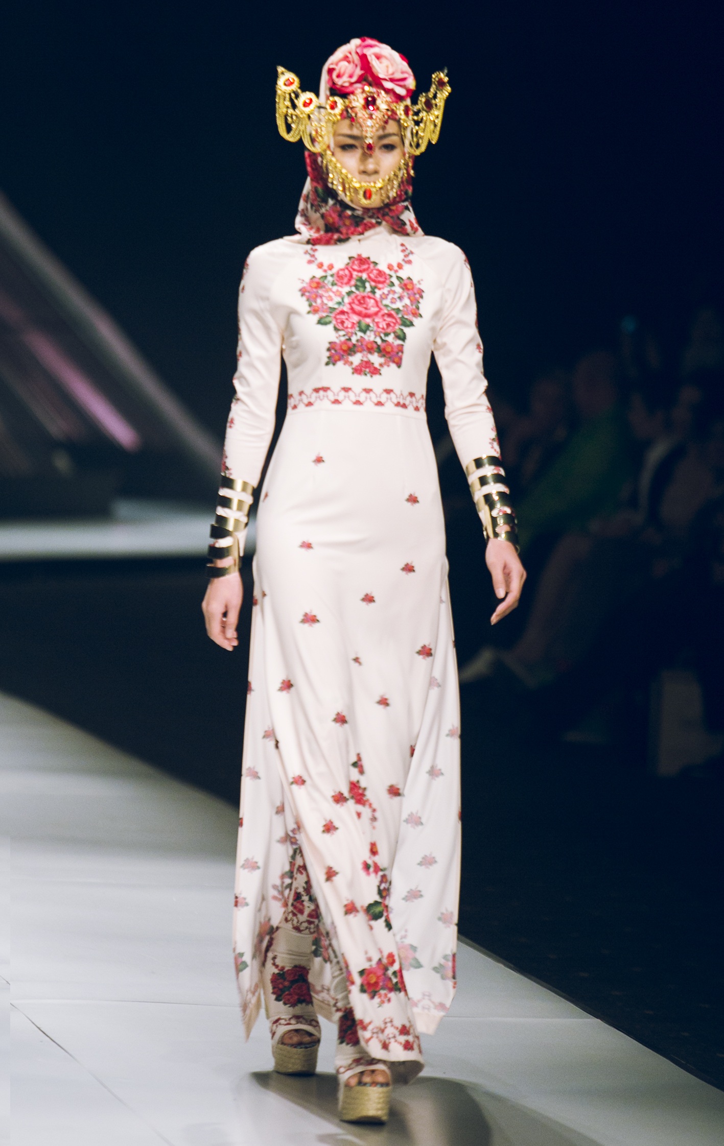 Dàn mẫu Việt tỏa sáng tại tuần lễ thời trang Việt Nam quốc tế - 10 Một thiết kế biến tấu từ áo dài Việt