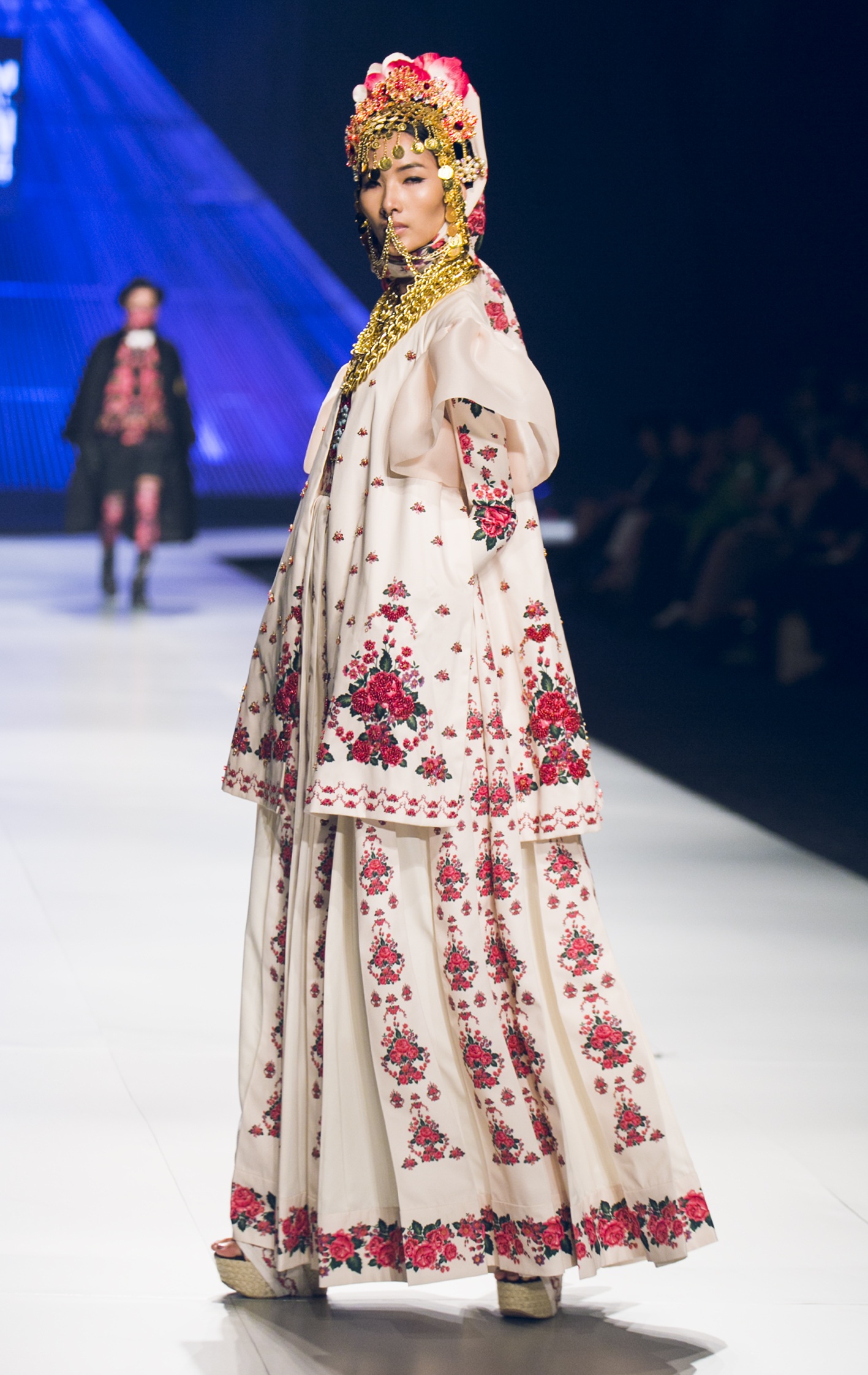 Dàn mẫu Việt tỏa sáng tại tuần lễ thời trang Việt Nam quốc tế - 12 Hoàng Thùy lạnh lùng, cá tính