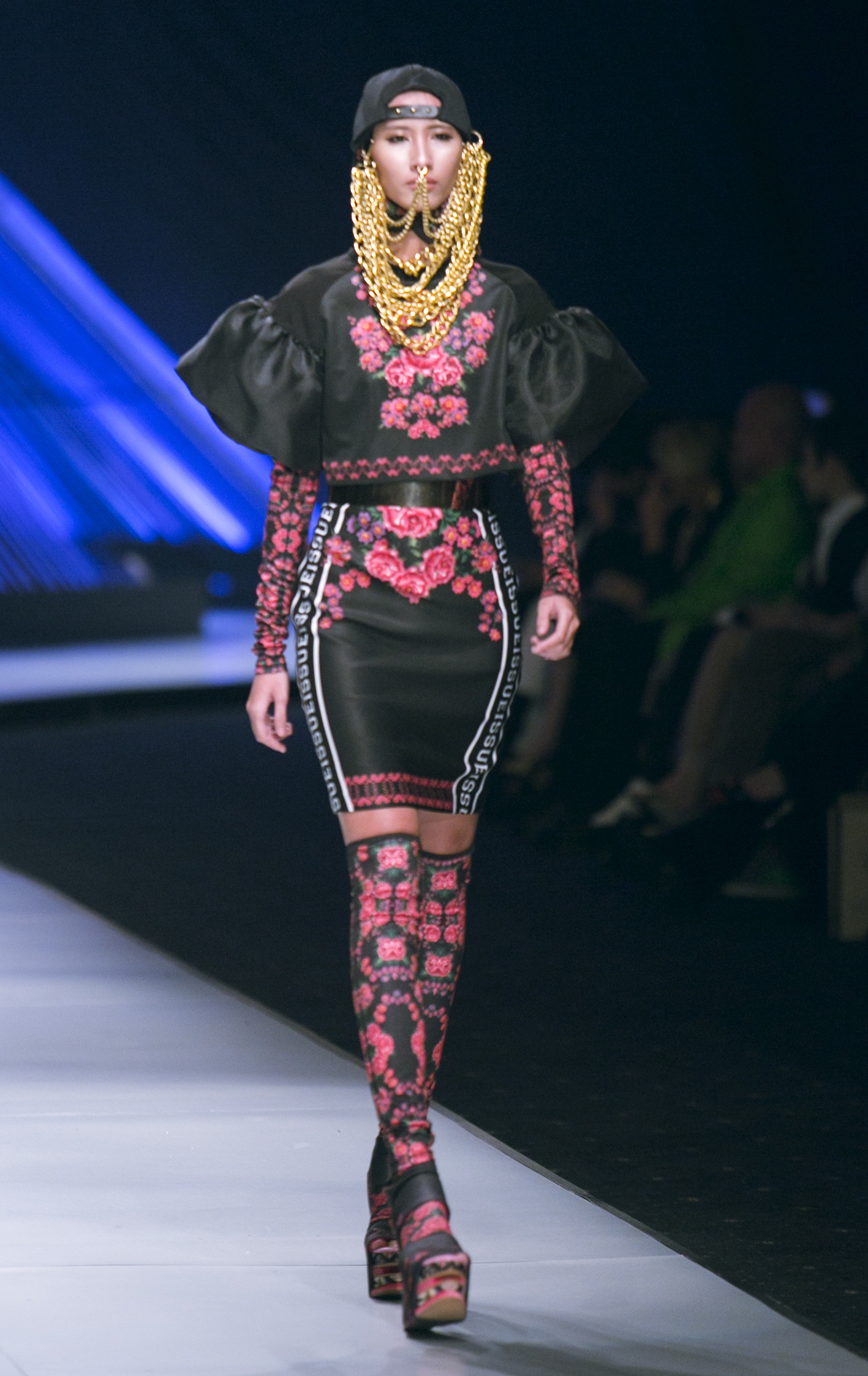 Dàn mẫu Việt tỏa sáng tại tuần lễ thời trang Việt Nam quốc tế - 13 NTK Thái Lan Roj Singhakul