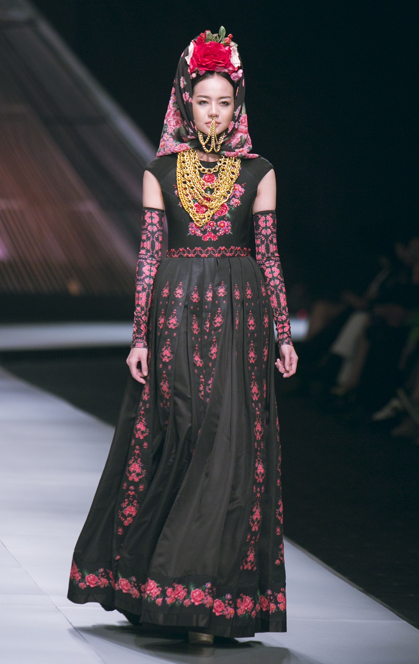 Dàn mẫu Việt tỏa sáng tại tuần lễ thời trang Việt Nam quốc tế - 14 NTK Thái Lan Roj Singhakul