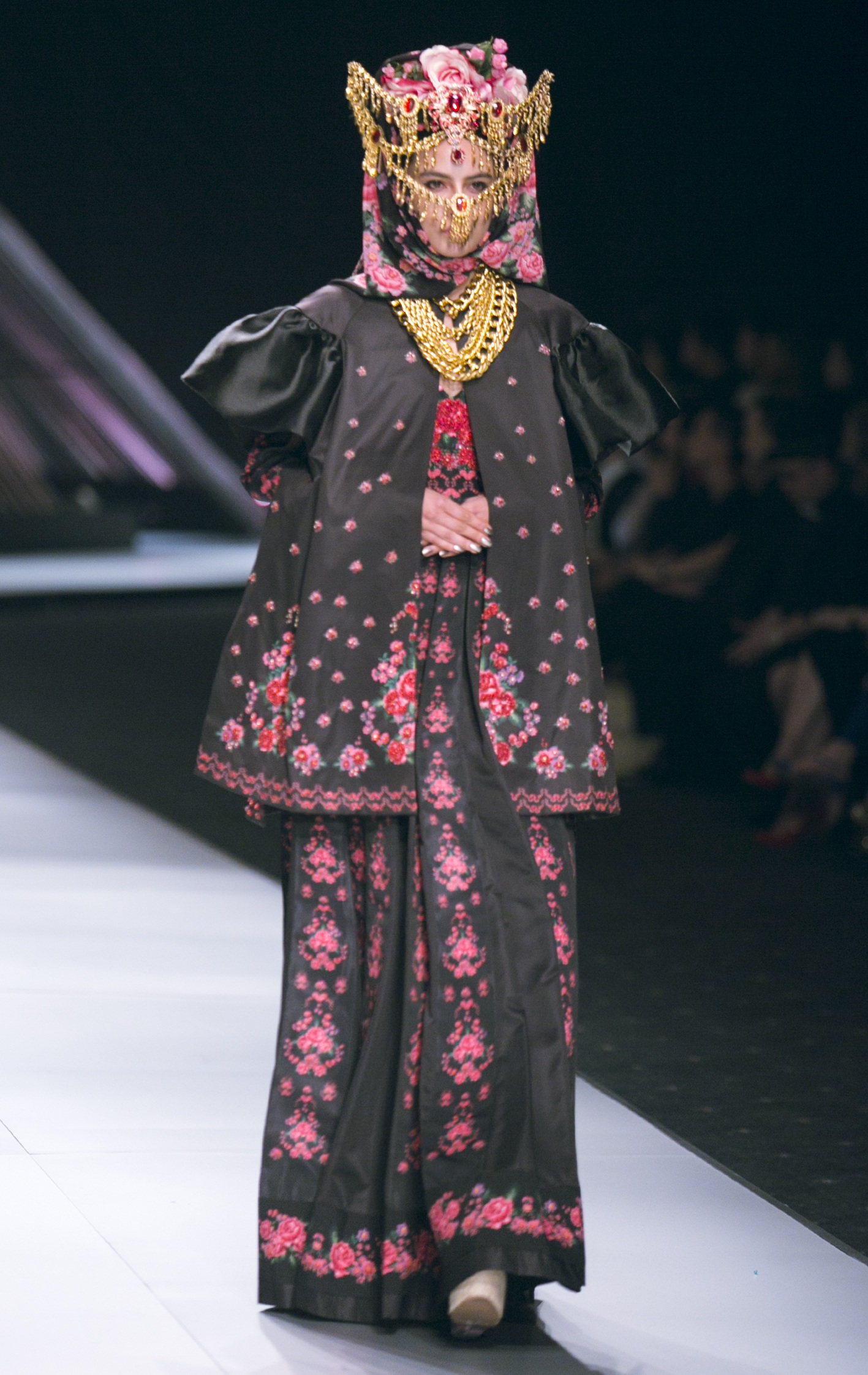 Dàn mẫu Việt tỏa sáng tại tuần lễ thời trang Việt Nam quốc tế - 15 NTK Thái Lan Roj Singhakul