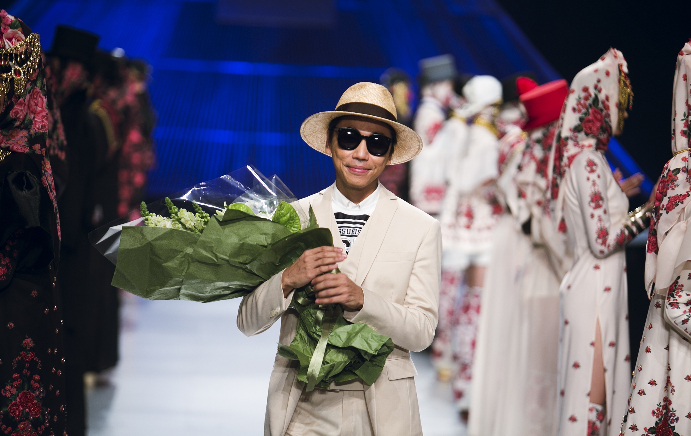 Dàn mẫu Việt tỏa sáng tại tuần lễ thời trang Việt Nam quốc tế - 16 NTK Thái Lan Roj Singhakul